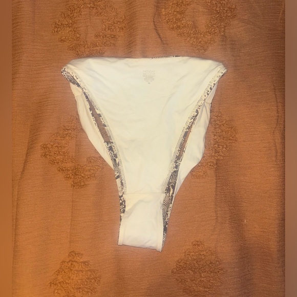 Monday Swimwear, 3 piece set, mediums, snakeskin - Picture 8 of 11